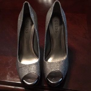 Guess pumpsAbsolutely beautiful in metallic.